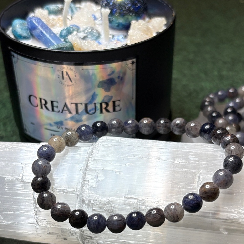 One dark blue rutile quartz 6mm